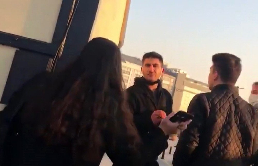 Sokak Ortasında Erkek Arkadaşının Darbettiği Genç Kızı Vatandaşlar Kurtardı