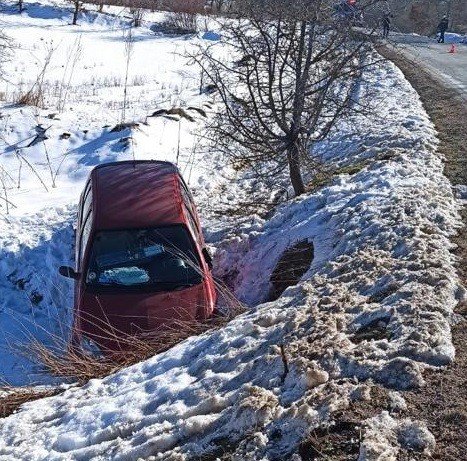 Virajı Alamayarak Şarampole Giren Otomobil Sürücüsü Yaralandı