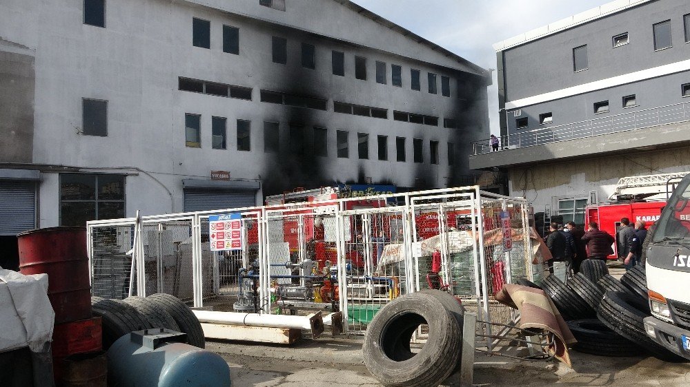 Karabük’te Lastik Deposundaki Yangında Faciadan Dönüldü