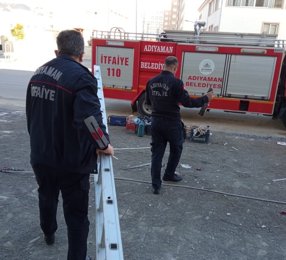 İ̇ş Yerinde Mahsur Kalan Atmaca Kurtarıldı