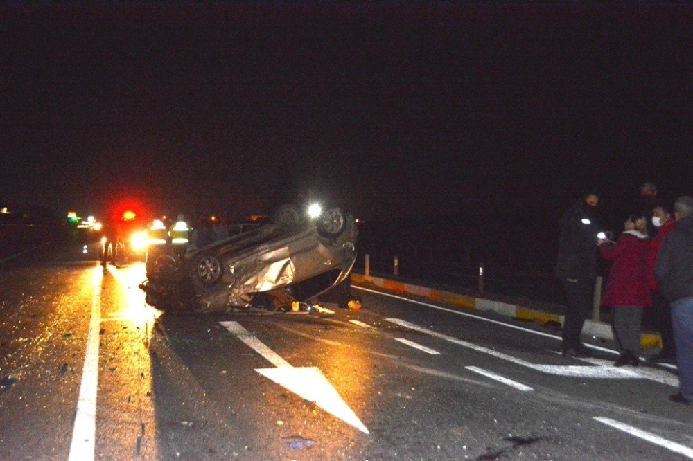 Ayvalık’ta 3 Araç Birbirine Girdi: 2 Yaralı