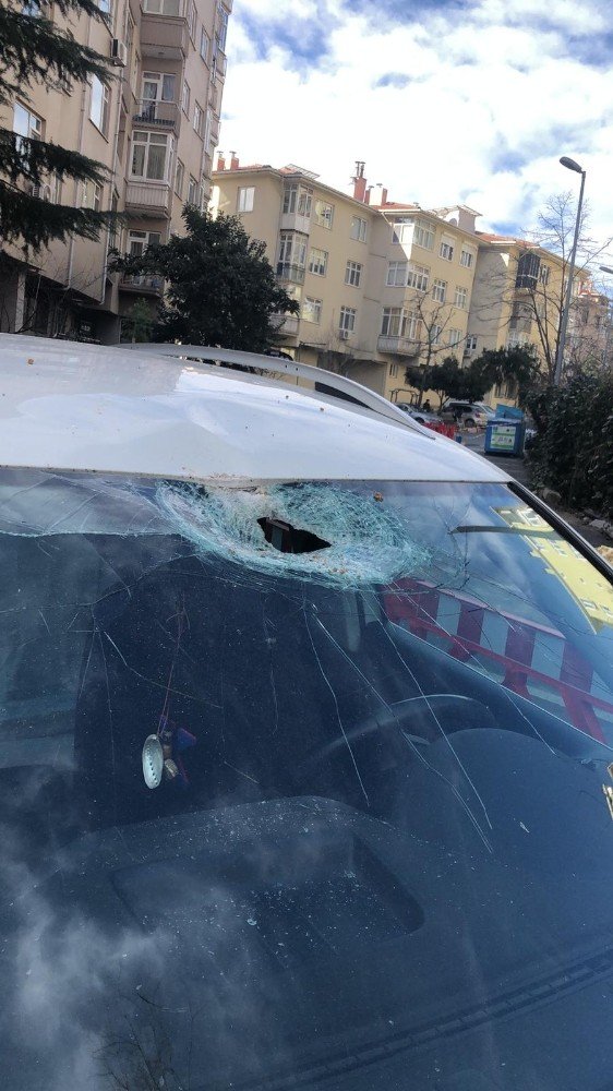 Beşiktaş’ta İnşaattan Düşen Beton Parçası İki Araca Zarar Verdi