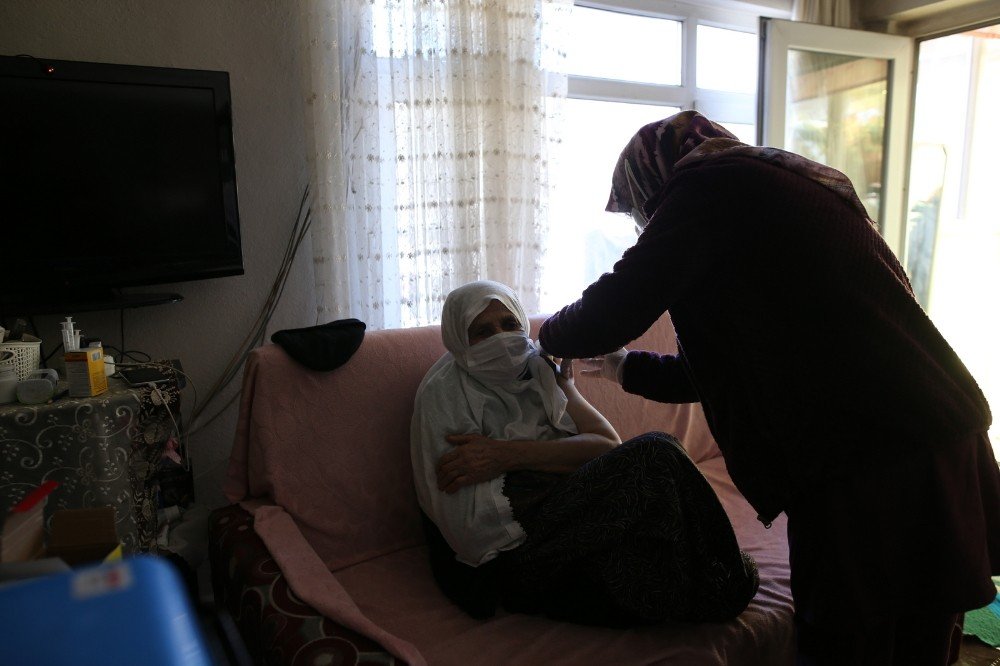 Cumhurbaşkanı Erdoğan’ın Elini Öptüğü Şahizar Nine Korona Aşısı Oldu