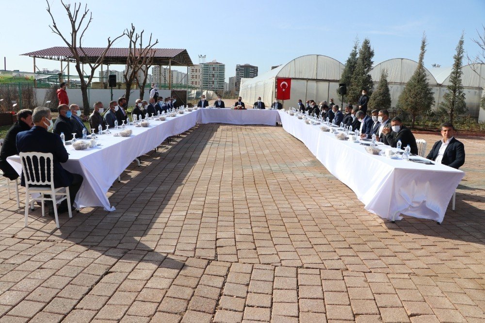 Kayapınar Kaymakamı Koç Muhtarlarla Bir Araya Geldi