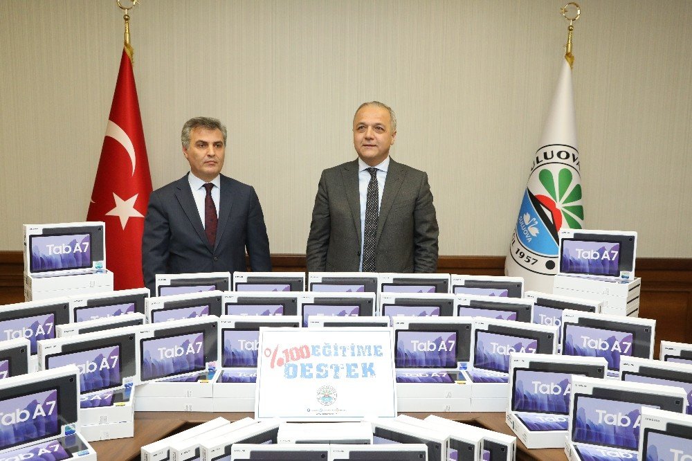 Eğitimci Başkandan İhtiyaç Sahibi Öğrencilere Tablet Desteği