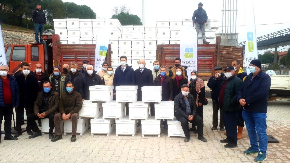 Erdekli Arıcılara Büyükşehir’den Kovan Desteği