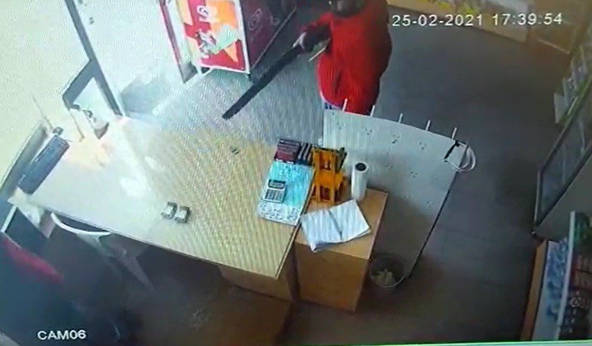 İ̇zmir’de Benzin İstasyonundaki Pompalı Tüfekli Soygun Kamerada