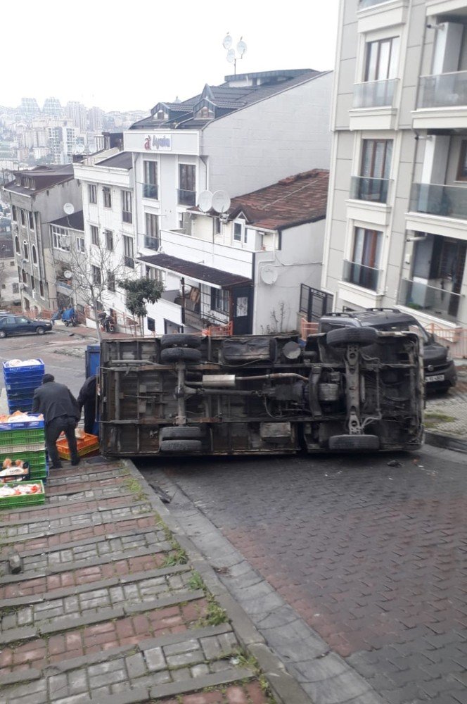 Kağıthane’de Kayan Kamyonet Devrildi