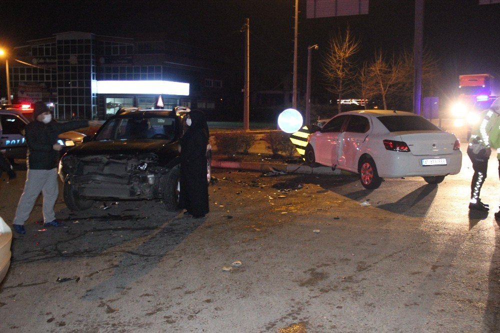 2 Otomobil Kafa Kafaya Çarpıştı: 4 Yaralı