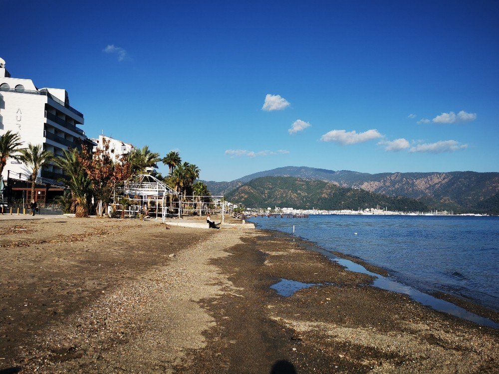 Marmaris’te Deniz 1,5 Metre Çekildi