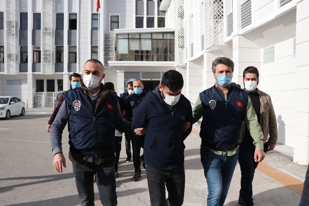 Yaşlı Adamı Öldürüp Bir Hafta Evde Bekletmişler