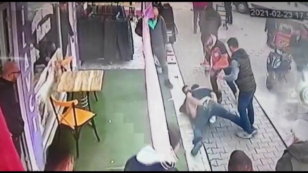 Pendik’te Şahısların Sokak Ortasında Tekmeli Yumruklu Kavgası Kamerada