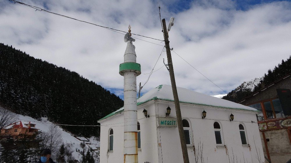 Bu Mescidin Minaresi Petrol Varillerinden