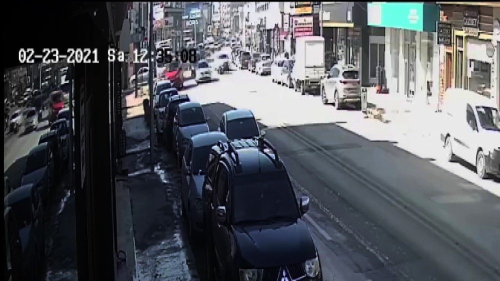 Otomobilin Altında Kalan Kurye Ölümden Döndü