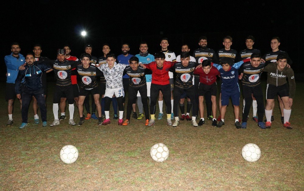 Savaş Mağduru Türkmen Gençler Futbolla Hayata Tutunuyor