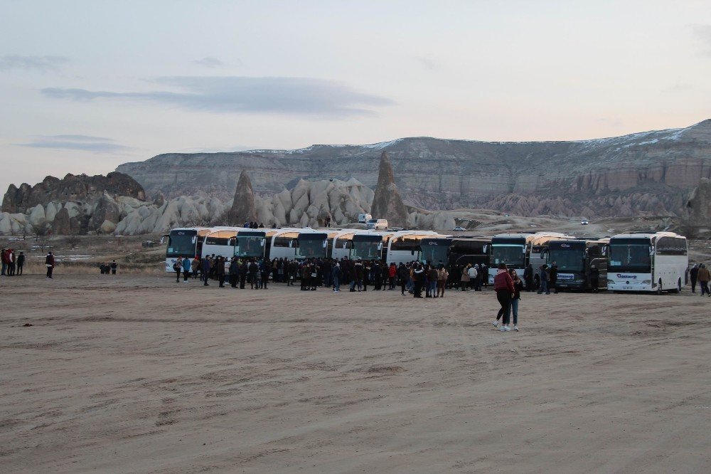 Koronavirüsü Yok Sayıp Halay Çekip, Oyun Oynadılar