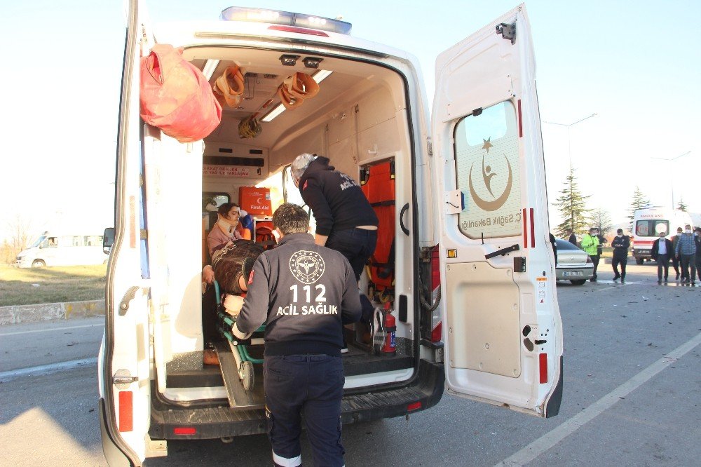 Afyonkarahisar’da İki Araç Çarpıştı: 7 Yaralı