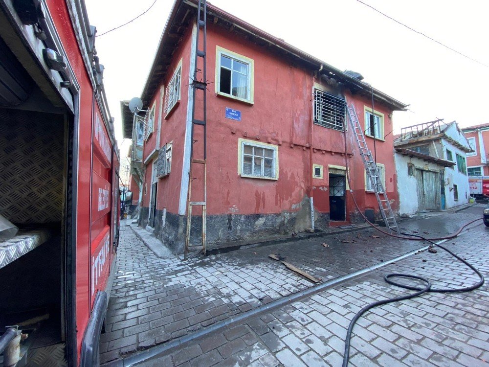 Bacada Çıkan Yangın Eve Sıçradı, 2 Oda Yanarak Kullanılamaz Hale Geldi