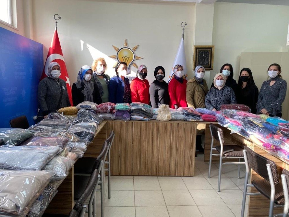 Yalova’da Ak Parti Çiftlikköy İ̇lçe Kadın Kolları, Diyarbakır’a Yardım Eli Uzatıyor