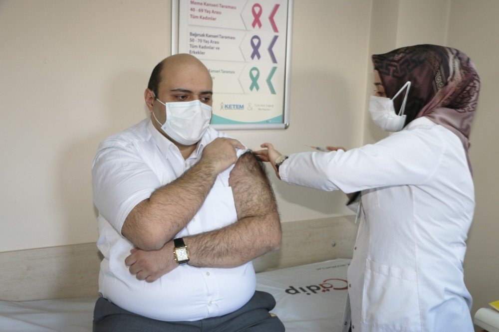 Başkan Orhan, Covid-19 Aşısının İlk Dozunu Yaptırdı