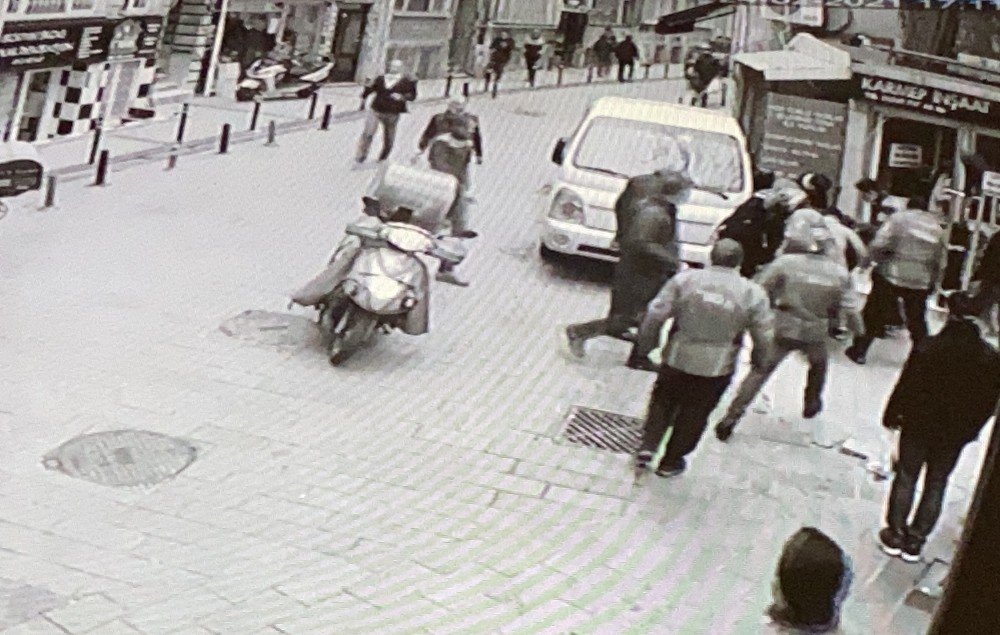 Beşiktaş’ta Nefes Kesen Kovalamaca: Polisten Kaçan Şüpheliye Vatandaştan Darp Kamerada