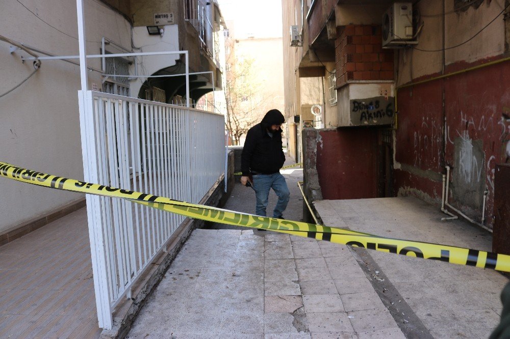 Diyarbakır’da Kuyumcu Ve Berbere Silahlı Saldırı: 2 Yaralı