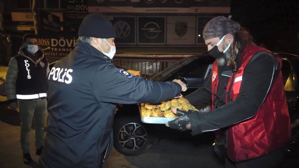 Hayırsever Vatandaşlardan Görevli Polise Çay Ve Pasta İkramı
