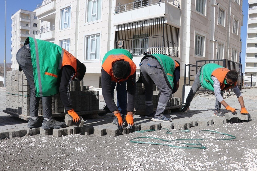 Karaköprü’de Yollar Kilitli Parke Taşlarıyla Döşeniyor