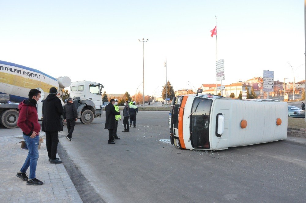 Karaman’da Beton Mikseri İle Çarpışan Minibüs Devrildi