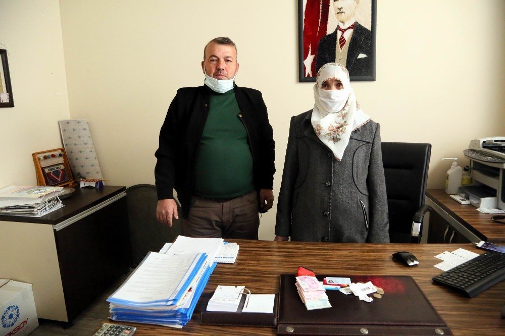 Yaşlı Teyzenin Parasını Bulan Duyarlı Vatandaş Parayı Teslim Etti