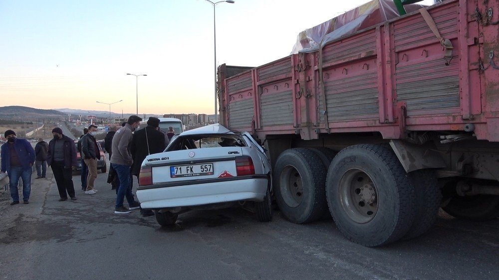 Kırıkkale’de Otomobil Kamyona Ok Gibi Saplandı: 2 Yaralı