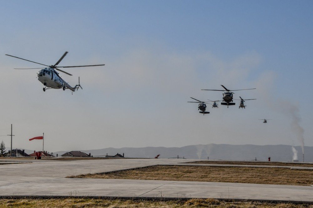 Kosova’da Nato Barış Gücü’nden Helikopter Tatbikatı