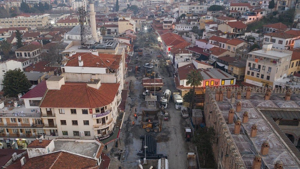Kuşadası Çarşılarına Bir Ayda 8 Bin 760 Metrekare Doğal Taş Döşendi