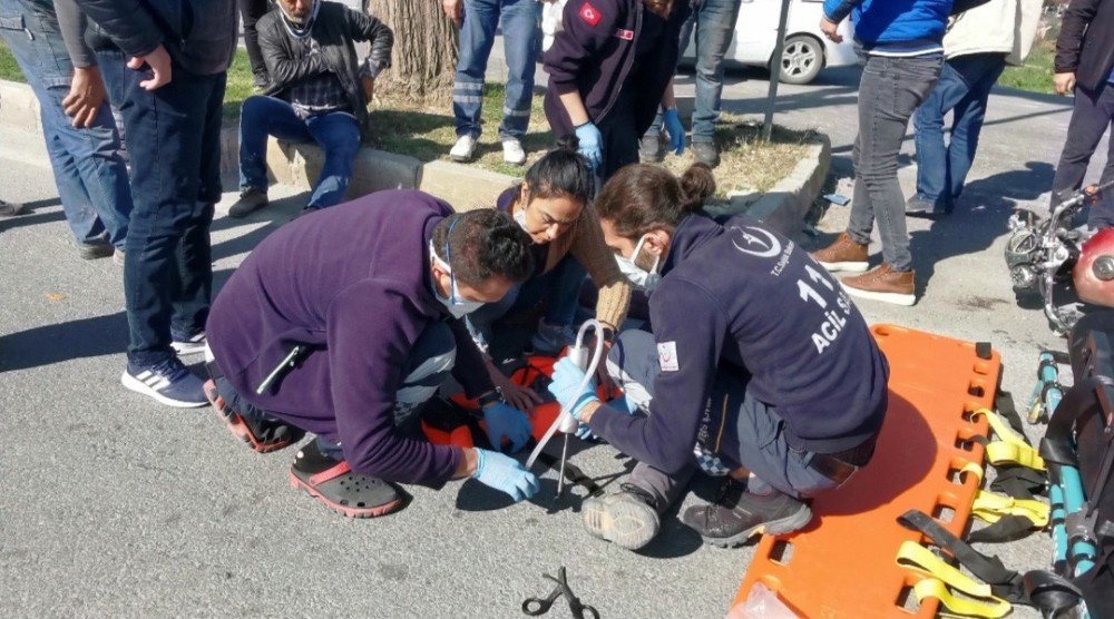 Kuşadası’nda Kamyonet İle Motosiklet Çarpıştı, İki Kişi Yaralandı