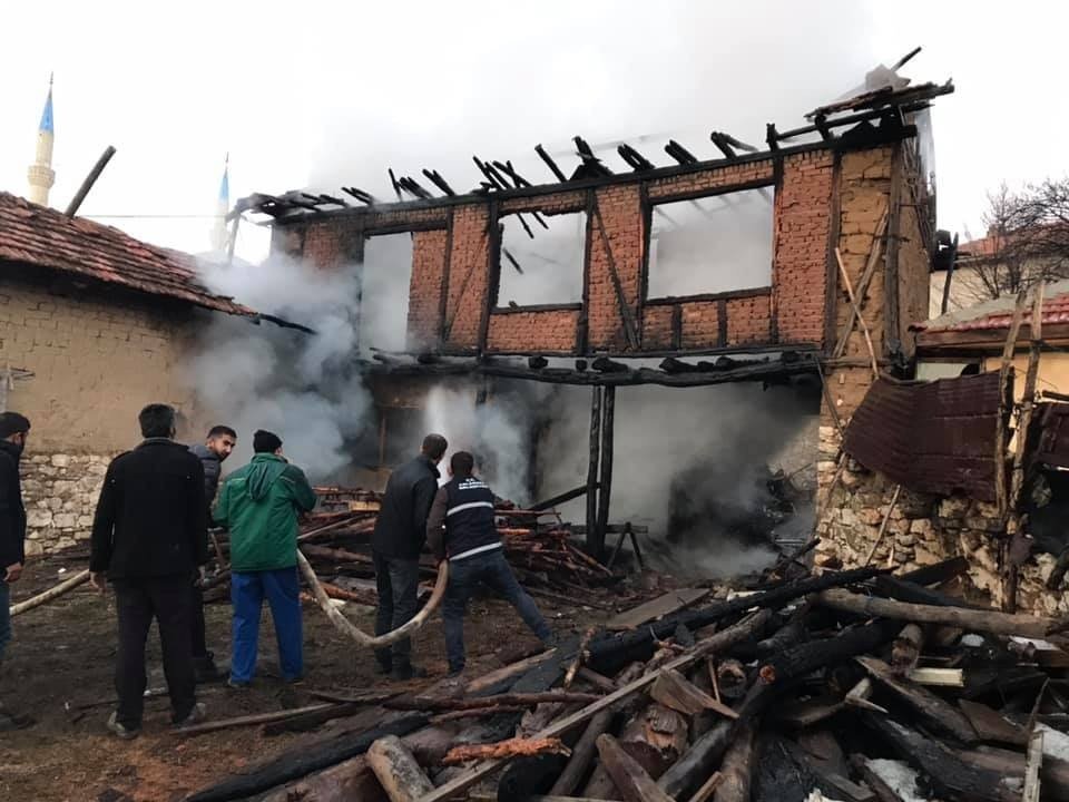 Mangal Yaparken 2 Katlı Evini Yaktı