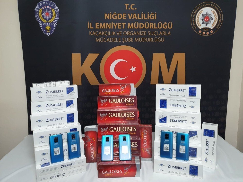Polisler, Kaçak Telefon Ve Sigara Ele Geçirdi