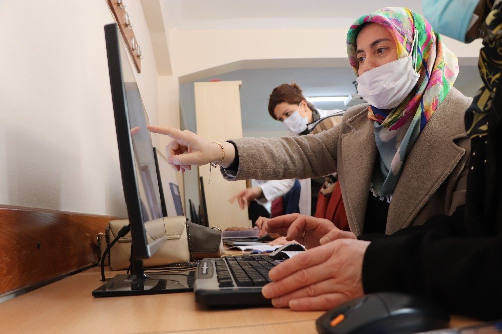 Kadınlar Dijital Korsanlara Karşı Eğitim Alıyor