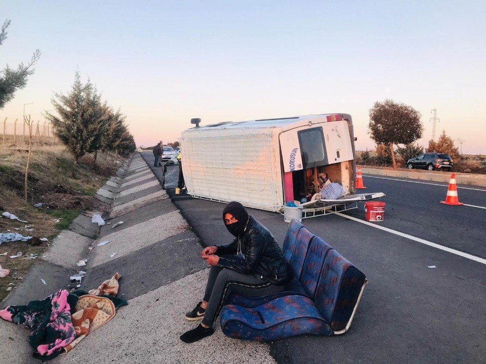 Tarım İşçilerini Taşıyan Minibüs Devrildi: 12 Yaralı