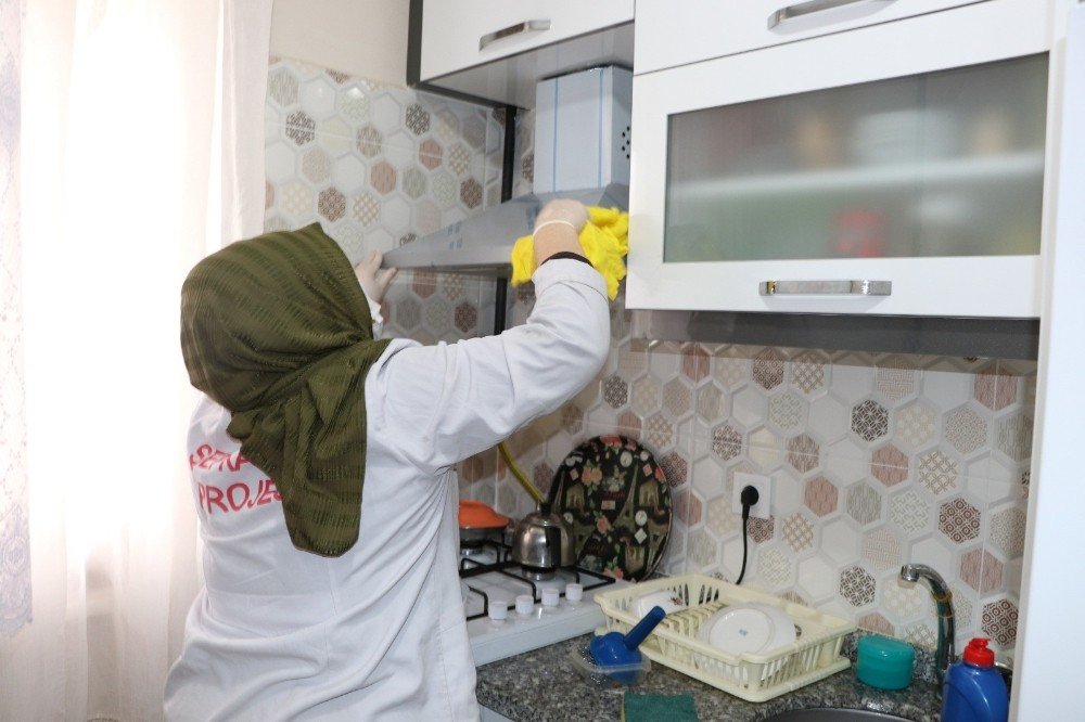 Sultanbeyli’de Şefkat Eli Projesi Kapsamında 641 Bin Tl Bütçeyle 2 Bin Hane Temizliği Ve Yüzlerce Tadilat Gerçekleştirildi