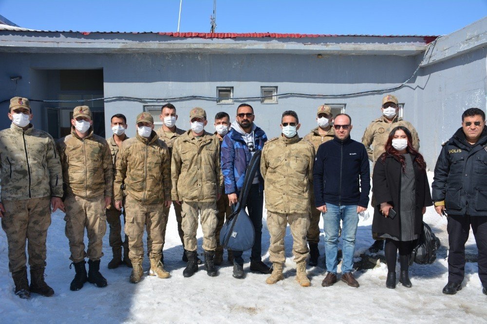Sanatçı Öngel’den Güvenlik Güçlerine Moral Ziyareti