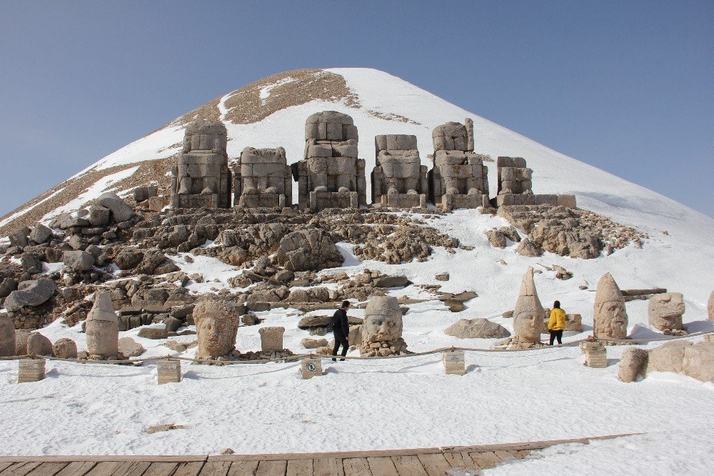 Esaretten Kurtulan Nemrut Dağı İlk Turistleri Ağırladı