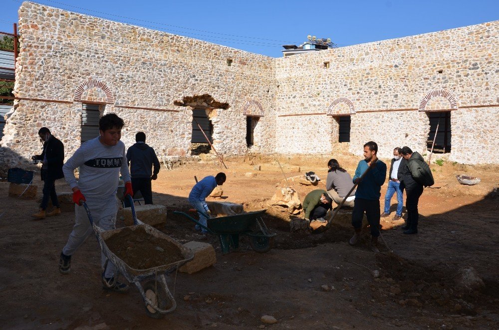 Alanya Gülevşen Camii’nde Zemin Kazısı Devam Ediyor