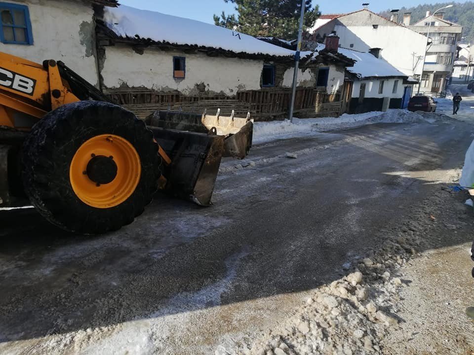 Dodurga’da Cadde Ve Sokaklar Kardan Temizlendi