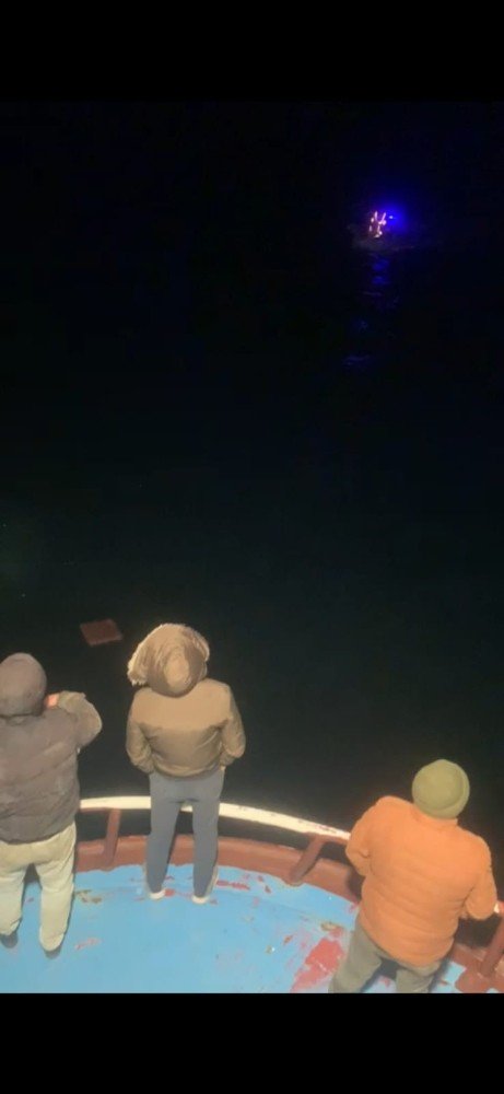 Gökçeada Açıklarında Alabora Olan Teknedeki 2 Kişiyi Arama Çalışmalarında 7 Saat Geride Kaldı