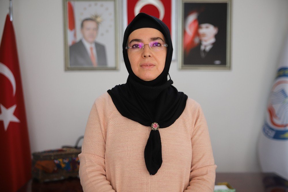28 Şubat Mağduru, Türkiye’nin İlk Başörtülü Başkanı, İki Dönemdir Hizmet Ediyor
