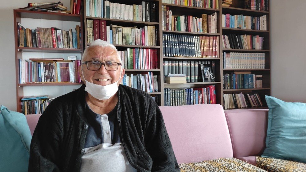 Emekli Öğretmen Evini Kütüphaneye Çevirdi