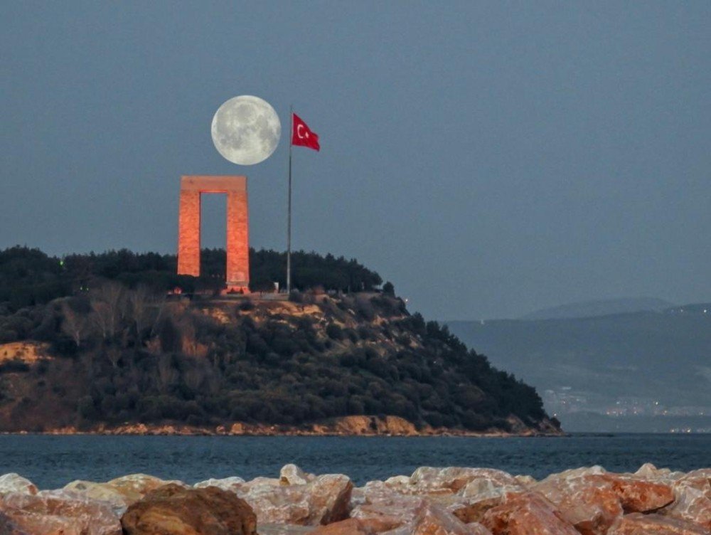 Şehitlik Abidesi Ve Dolunayın Buluşma Anı Mest Etti
