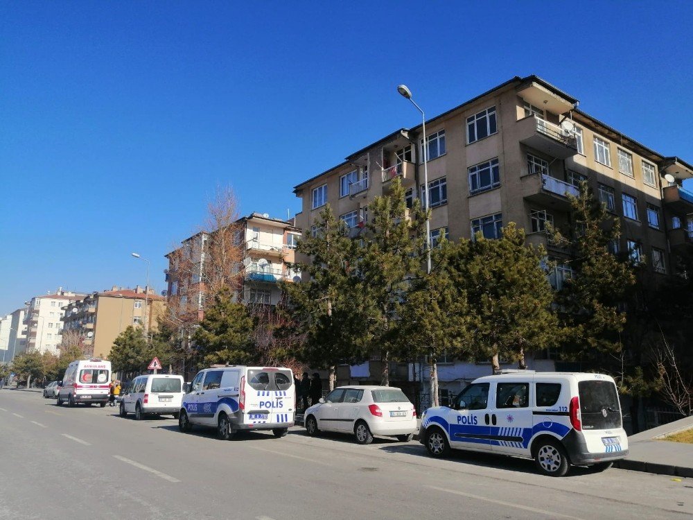 Endonezyalı Genç Evinde Ölü Bulundu