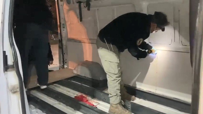 Minibüsün Zeminini Sökünce Gerçek Ortaya Çıktı