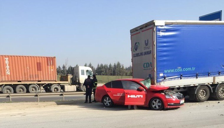 Park Halindeki Tıra Çarpan Otomobilin Sürücüsü Yaralandı